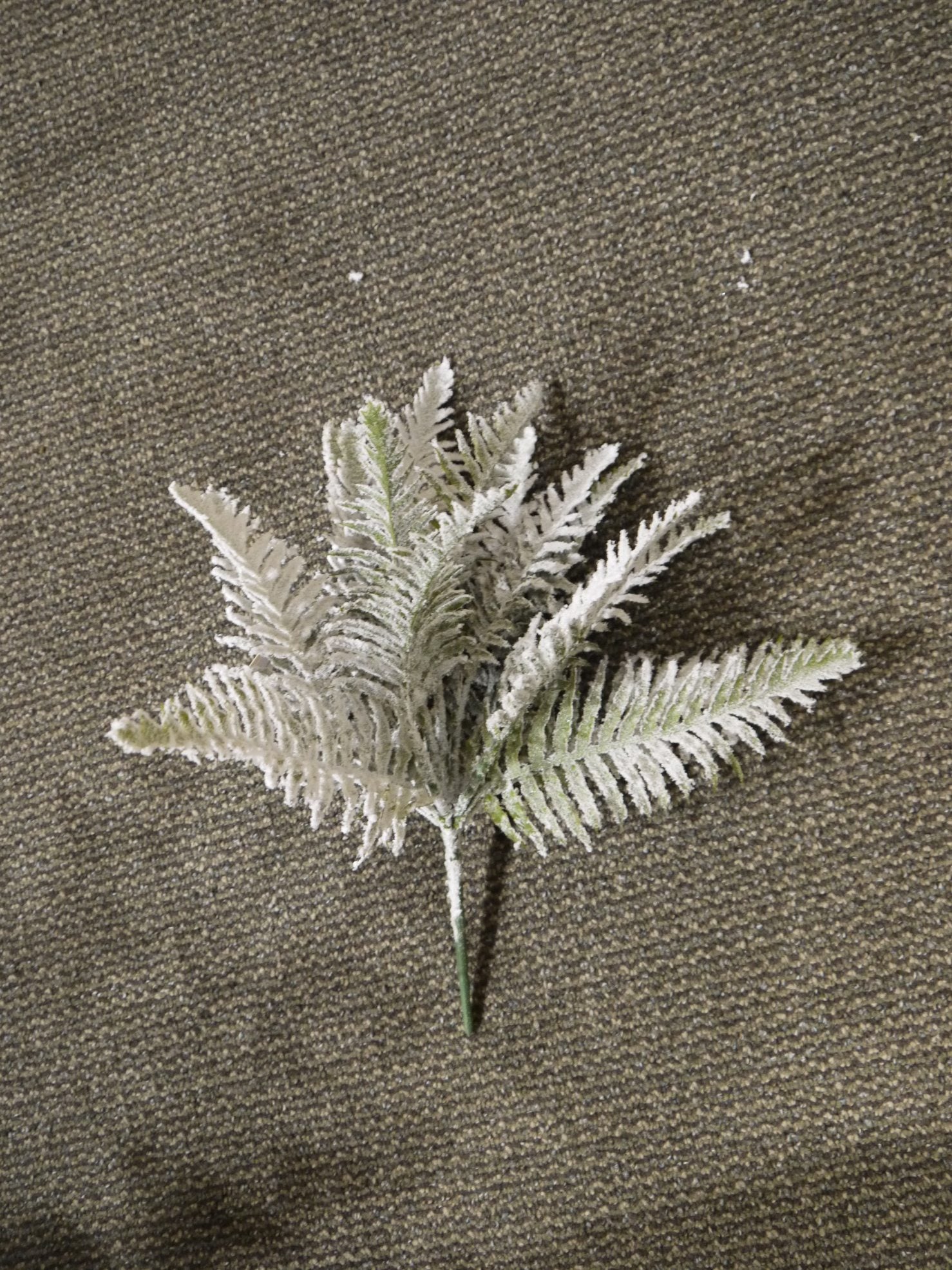 SS131556 WH GN FERN BUSH 13" W/SNOW WHITE